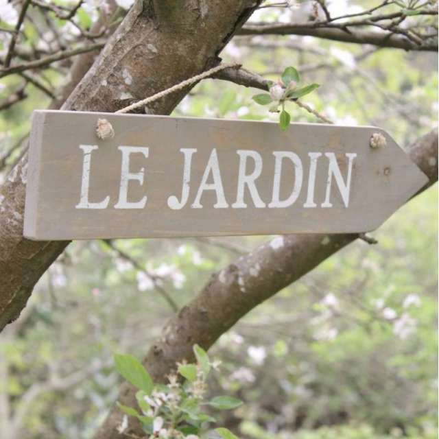 La Plaque en Bois Le Jardin pour décorer votre extérieur de Maison